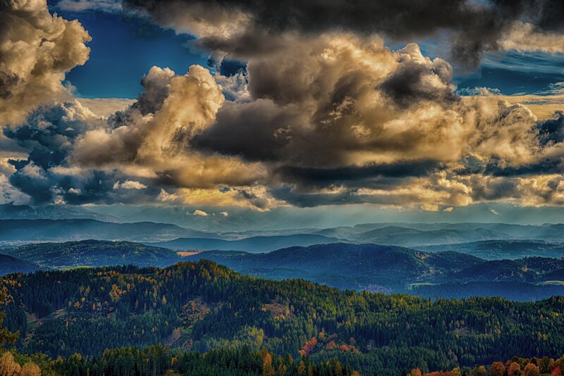 Landschaftsbild mit dramatischen Wolken in Kärnten