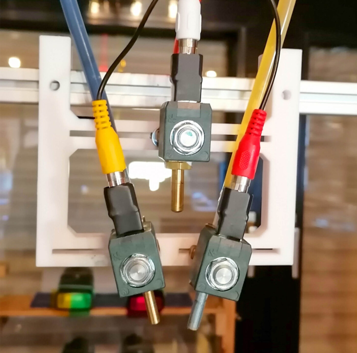 Fertige Ventilhalterung mit montierten Magnetventilen für Wassertropfen-Fotografie