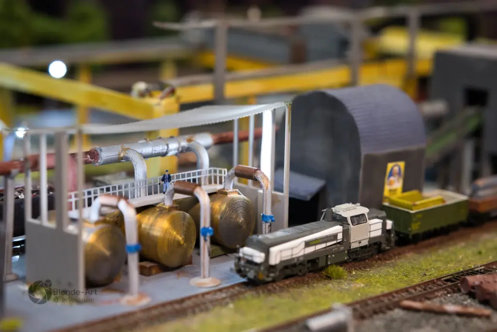 Seitenansicht des RMW Tanklager 1 mit Lok und Förderbandhalle – Modellbau Metall Recycling Anlage mit 3D-Druck