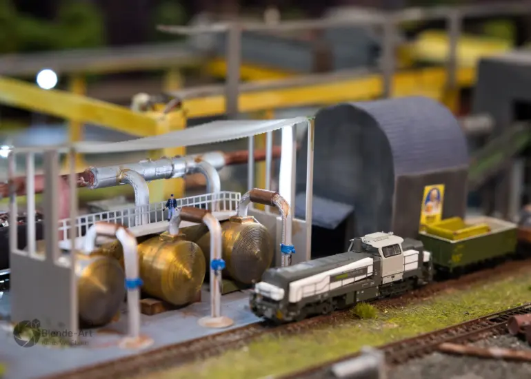 Seitenansicht des RMW Tanklager 1 mit Lok und Förderbandhalle – Modellbau Metall Recycling Anlage mit 3D-Druck