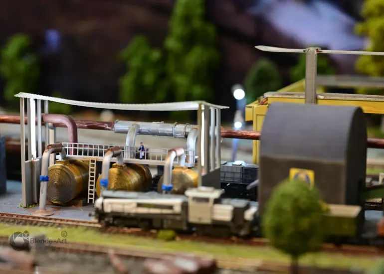 Seitliche Ansicht des RMW Tanklager 1 mit Lok und Förderbandhalle – Modellbau Metall Recycling Anlage mit 3D-Druck