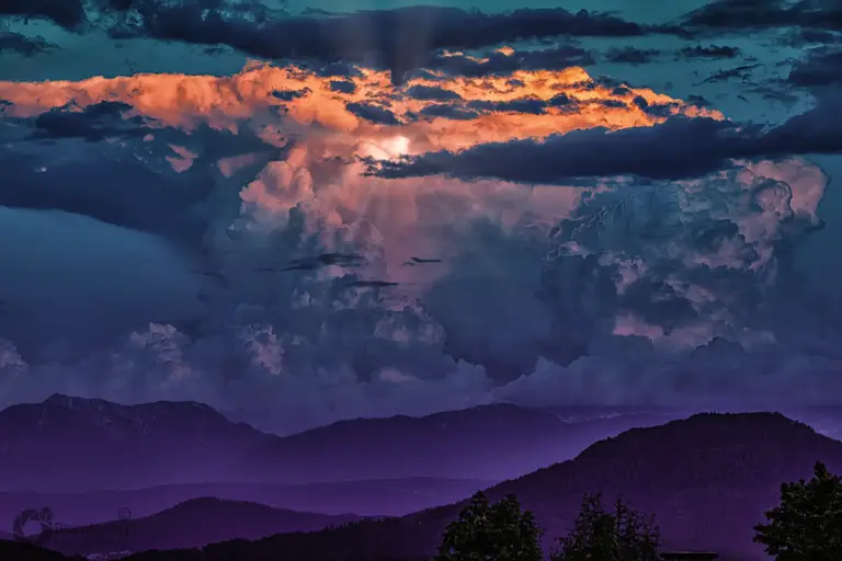 Dramatische Wolkenformation über den Bergen von Kärnten bei Sonnenuntergang