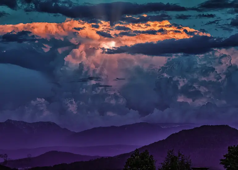 Dramatische Wolkenformation über den Bergen von Kärnten bei Sonnenuntergang