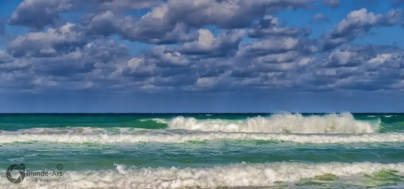 Wellen schlagen an den Strand von Kuba unter einem Himmel voller dichter Wolken und türkisfarbenem Meer