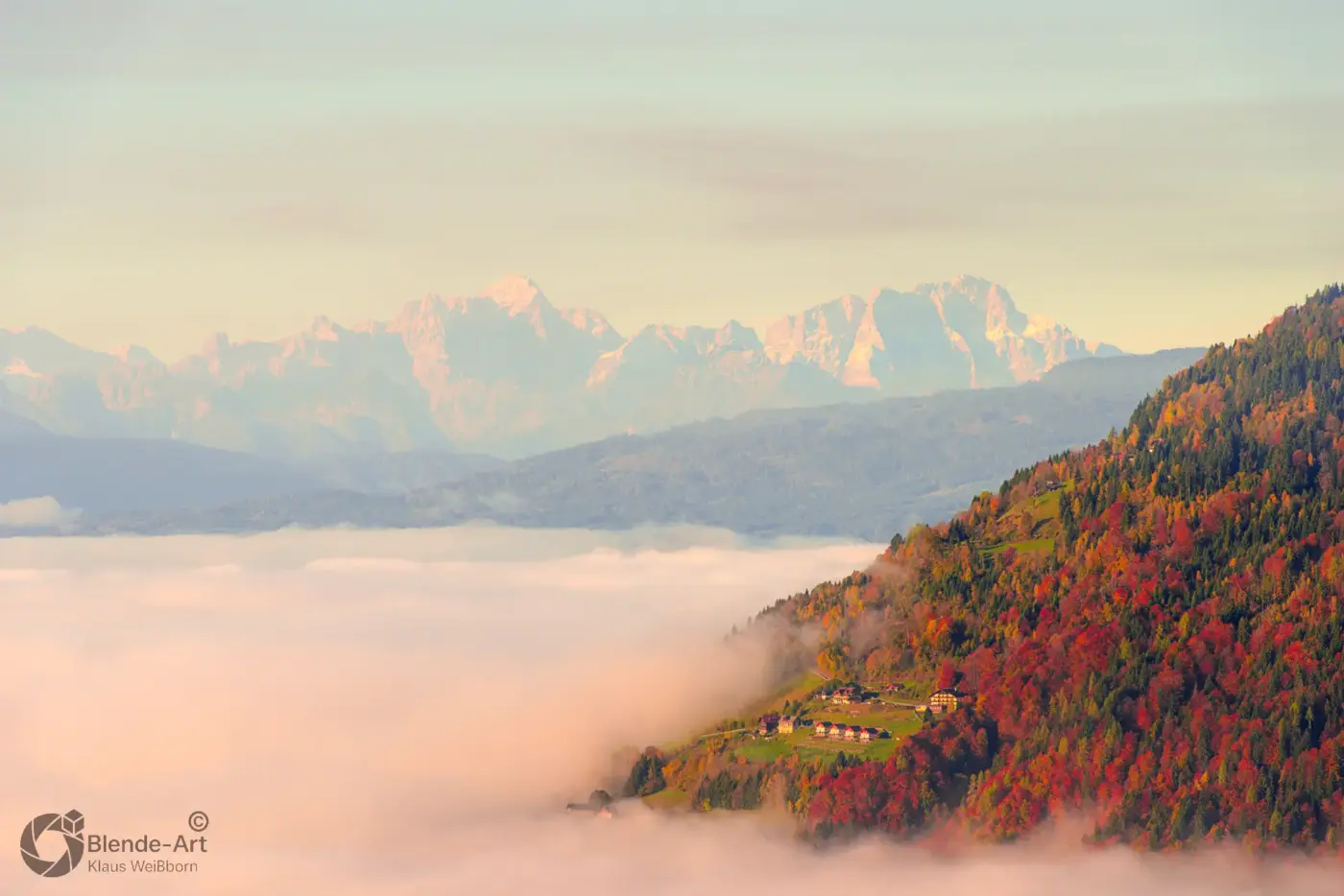 Herbstlicher Blick vom Sonnhof über den nebelverhangenen Ossiacher See auf die Julischen Alpen