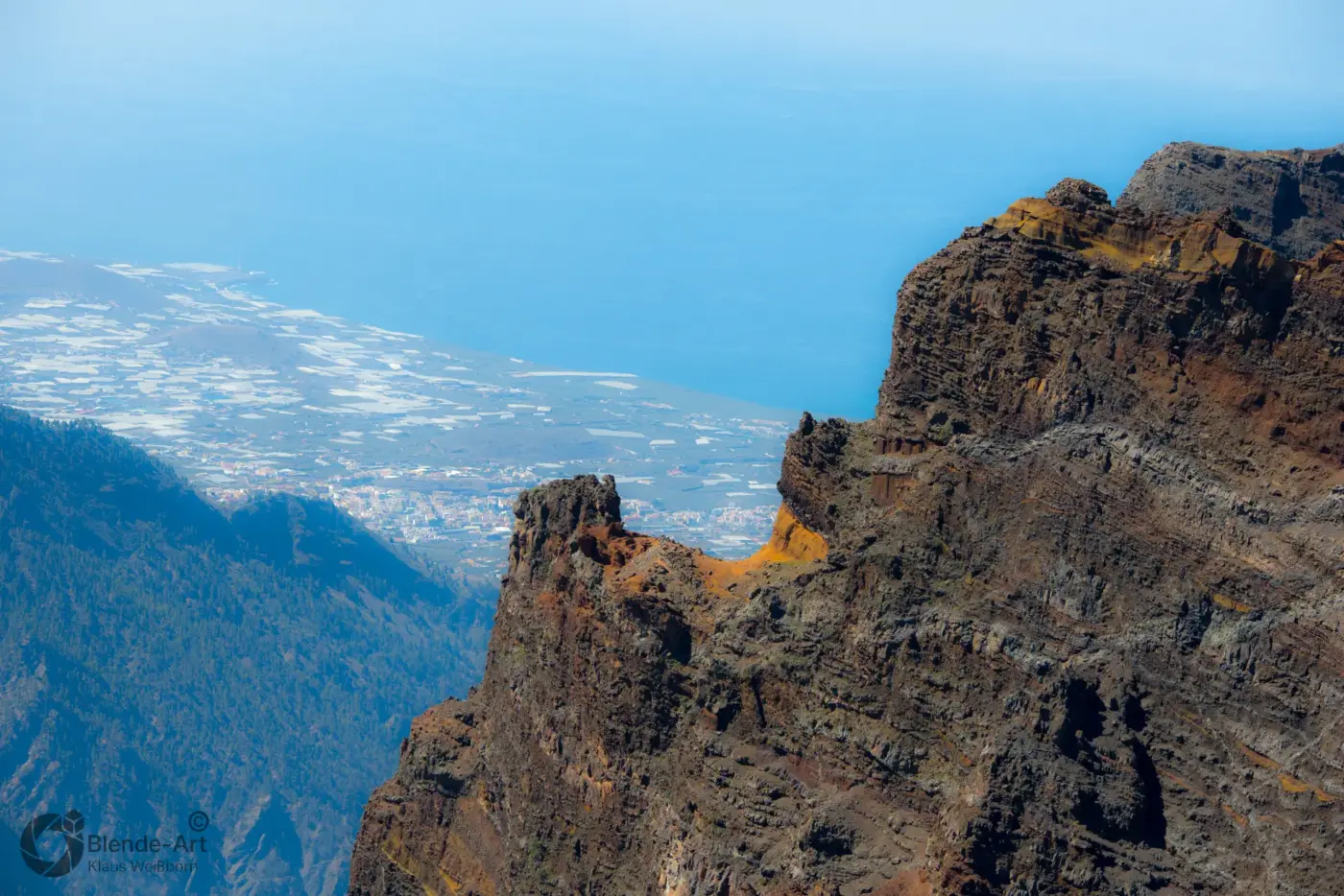Blick von der Caldera de Taburiente auf die Westküste von La Palma mit Meer, Feldern und Gewächshäusern