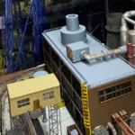 Vollständig eingebauter Lokschuppen mit montiertem Abluftsystem, Nachbargebäuden und Industrieumfeld