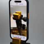 Ein Handy auf einem Stativ. Beispiel für den 3D-gedruckten Handy-Ständer.