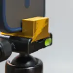 Handy-Ständer mit Smartphone auf Stativ mit Wasserwaage