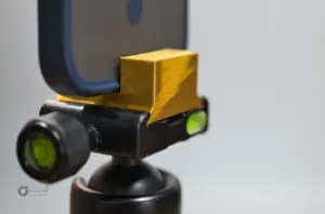 Handy-Ständer mit Smartphone auf Stativ mit Wasserwaage