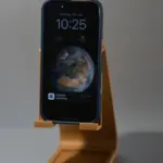 3D-gedruckter Smartphone-Halter mit integrierter Ablagefläche für Büroklammern und Kleinteile