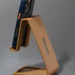 Seitenansicht eines 3D-gedruckten Smartphone-Halters mit Kabeldurchführung