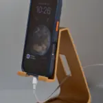 3D-gedruckter Smartphone-Halter mit iPhone, fotografiert auf grauem Hintergrund