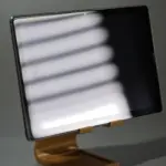 3D-gedruckter Tablethalter mit Huawei-Tablet auf grauem Hintergrund