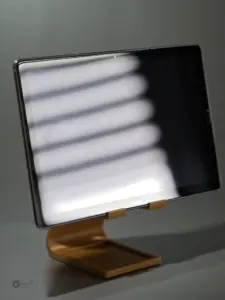 3D-gedruckter Tablethalter mit Huawei-Tablet auf grauem Hintergrund