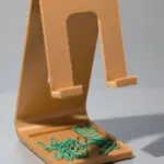 3D-gedruckter Smartphone-Halter mit integrierter Ablagefläche für Büroklammern und Kleinteile