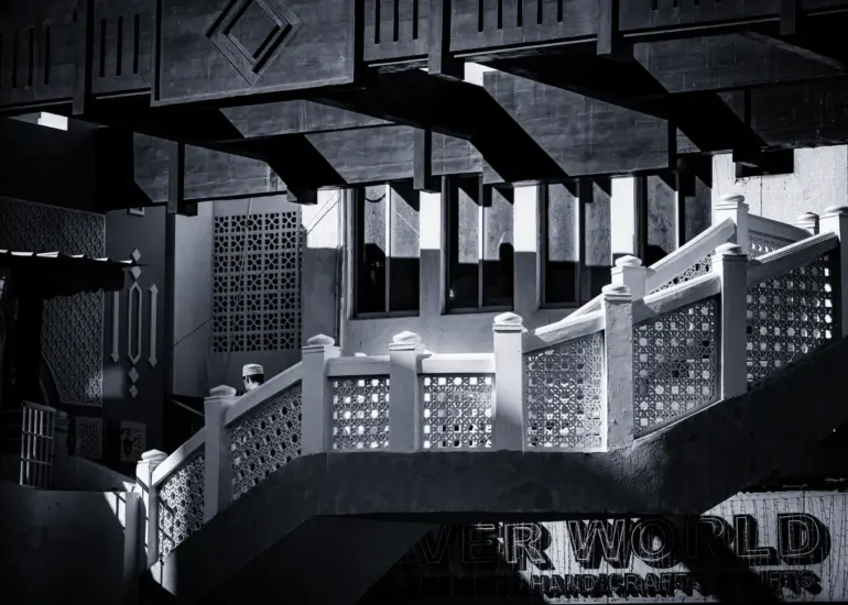 Treppenaufgang mit orientalischem Muster in Abu Dhabi im Spiel von Licht und Schatten