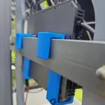 Wechselrichter montiert mit blauen 3D-gedruckten ASA-Winkeln auf Metallrahmen.