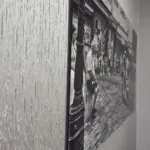 Großformatiges Schwarzweißbild rahmenlos mit Schattenfuge an der Wand montiert