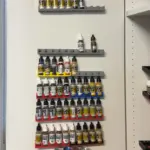 Vallejo Farben Regal in einer Schranktür montiert