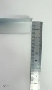 Aluminium L-Winkel mit Maßangabe, fotografiert mit Lineal zur Größenbestimmung.