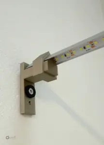Montierte LED-Schiene in 3D-gedruckter Winkelauflage an der Wand befestigt.