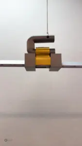 Profilverbinder mit drehbarem U-Profil und Schnur zur Aufhängung der LED-Schiene.