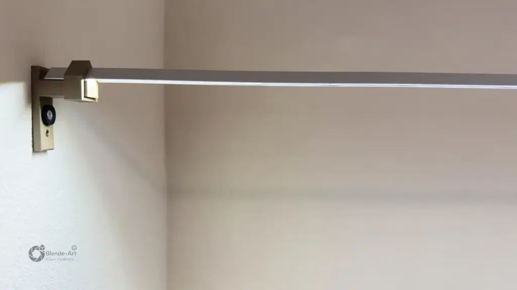 Komplette LED Arbeitsplatzbeleuchtung montiert mit Alu-L-Profil und 3D-gedruckten Halterungen.