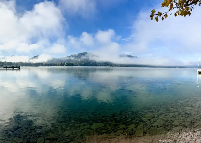 Panoramaaufnahme eines Sees mit Nebel und Bergen, aufgenommen mit dem iPhone 16 Pro.