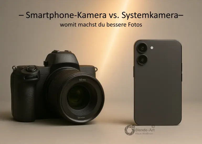 Vergleich zwischen Smartphone und Systemkamera – beide Geräte stehen nebeneinander vor neutralem Hintergrund, Symbol für den Kameravergleich.