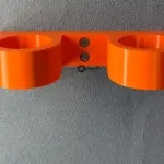 3D-gedruckte Doppelhalterung für Akkuschrauber an der Wand montiert