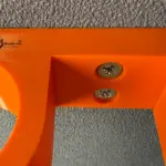 Detailansicht der Verschraubung der 3D-gedruckten Akkuschrauber Halterung