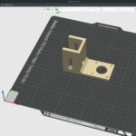 3D-Modell einer NEMA-17 Motorhalterung in Bambu Studio, auf der Druckplatte des Bambu Lab P1S platziert