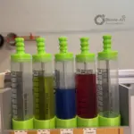 Mariotte-Flasche aus modifizierter 100ml Spritze mit 3D-gedrucktem Adapter zur konstanten Tropfenbildung in einer Tropfenmaschine.