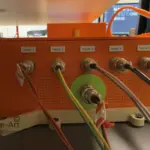 Schaltkasten für Kamera-, Ventil-, Blitz- und LED-Steuerung der Tropfenmaschine mit angeschlossenen Kabeln