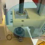 3D gedruckter Trapezgewindehalter TR10x2 in realer Einbausituation an einem Aluminiumprofil