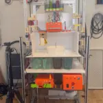 Fertig aufgebaute Tropfenmaschine für reproduzierbare Wassertropfenfotografie mit Mehrfach-Spritzenreservoir und Steuerungseinheiten