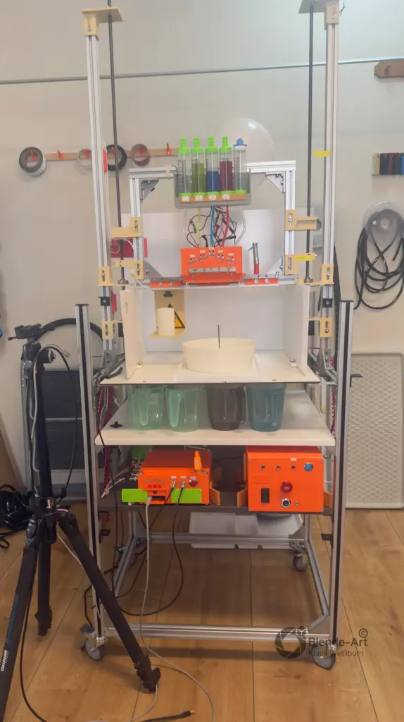 Fertig aufgebaute Tropfenmaschine für reproduzierbare Wassertropfenfotografie mit Mehrfach-Spritzenreservoir und Steuerungseinheiten