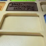 Detailaufnahme der Filament-Muster-Tafel mit eingeklickten Filament-Plättchen und sichtbarer 3D-Druck Struktur