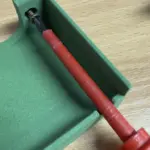 Montage einer 3D gedruckten Ablage mit Schraube und Werkzeug zur Befestigung an einer Oberfläche