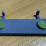 3D gedruckter Haken mit Abdeckstopfen zur verdeckten Verschraubung und sauberem Abschluss der Befestigung