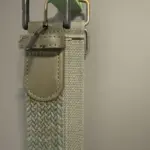 3D gedruckter Haken im Einsatz zur Aufbewahrung von Gürtel, Schal oder Zubehör an der Garderobe