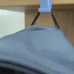 3D gedruckter Haken im Einsatz an einem Regalbrett zur Aufhängung einer Tasche oder Kleidung