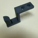 3D gedruckter Einzelhaken mit zwei Befestigungslöchern zur verschraubbaren Montage im Kleiderschrank oder an der Wand