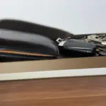 Montierte 3D gedruckte Ablage aus PLA Wood mit Geldbörse und Schlüsseln als praktische Aufbewahrung im Alltag