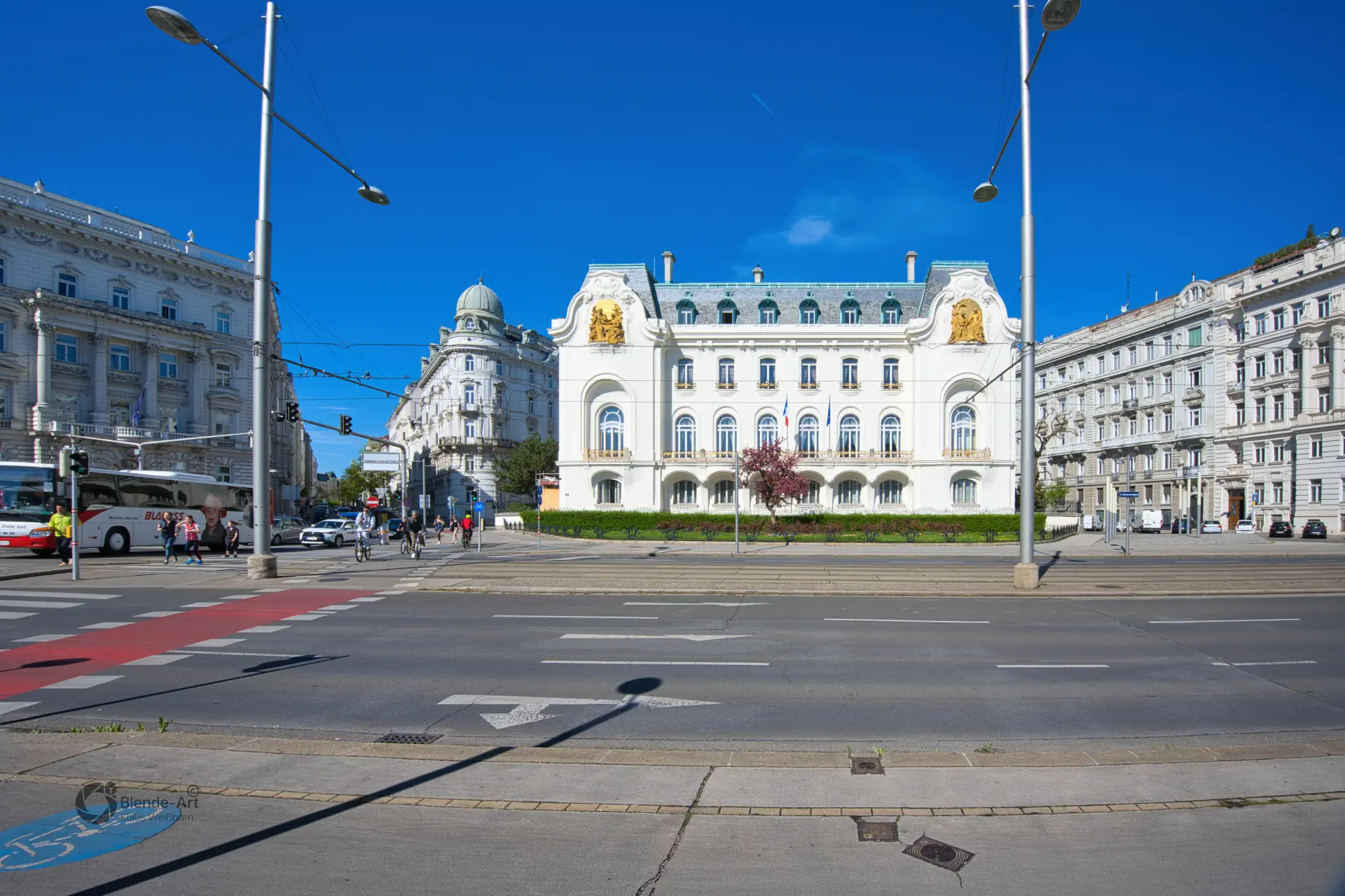 Panorama-Ansicht des Wiener Schwarzenbergplatzes mit der prachtvollen Französischen Botschaft im Jugendstil unter blauem Himmel.