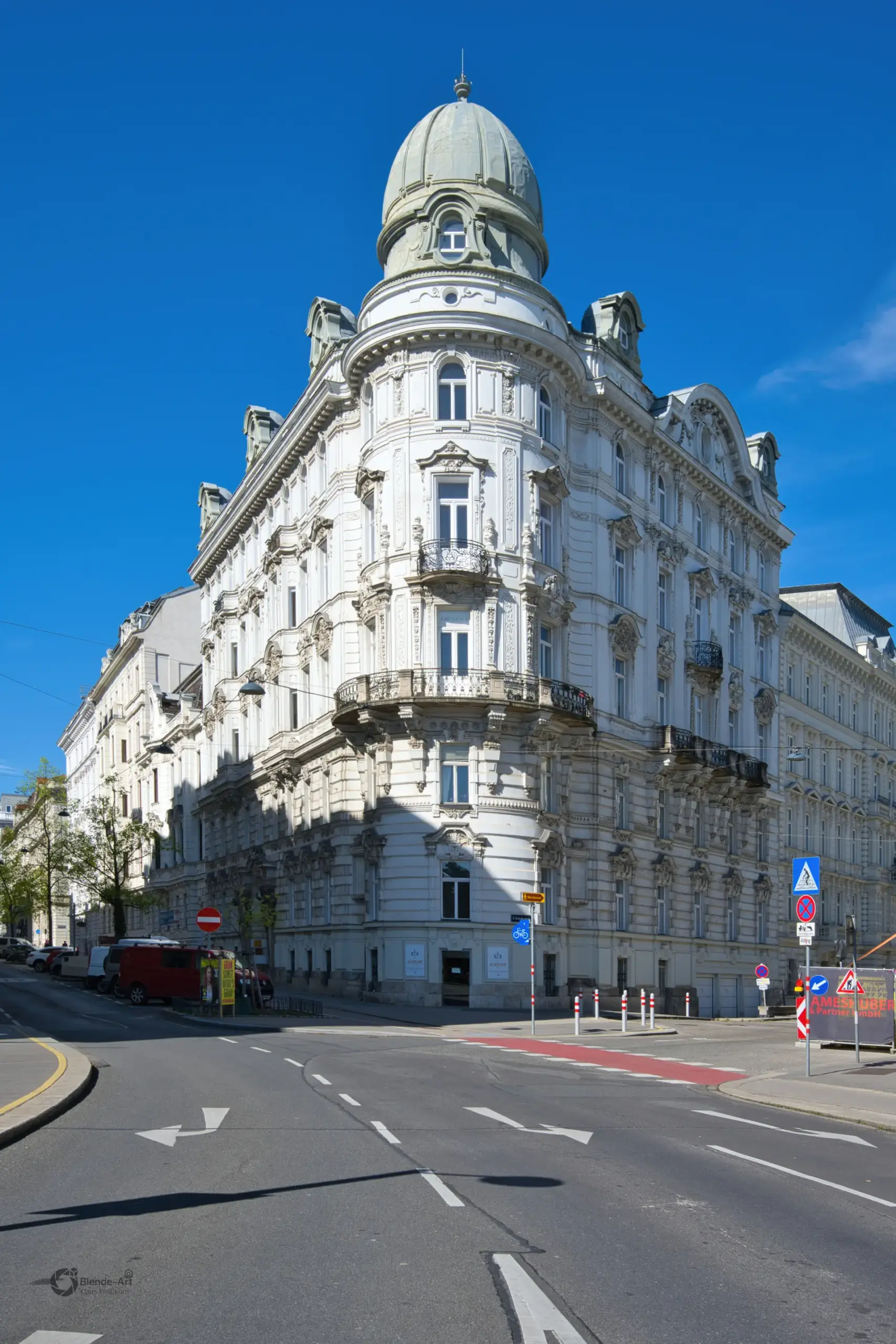 Die prachtvolle Eckfassade des Palais Ephrussi am Wiener Schottentor mit seiner markanten Kuppel unter strahlend blauem Himmel.