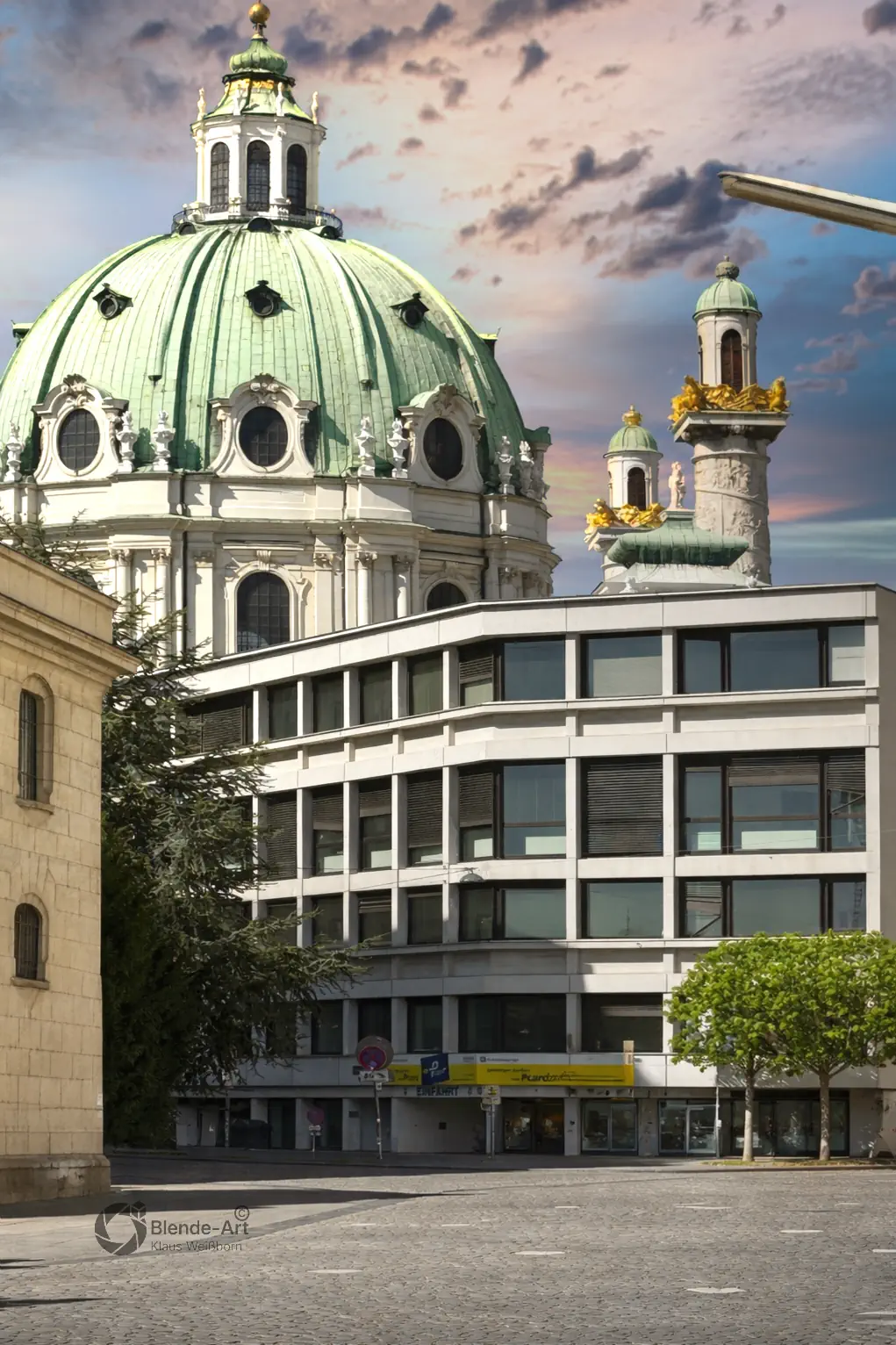 Architekturkontrast am Wiener Karlsplatz: Die barocke grüne Kuppel der Karlskirche hinter der funktionalen Fassade der Technischen Universität unter blauem Himmel.
