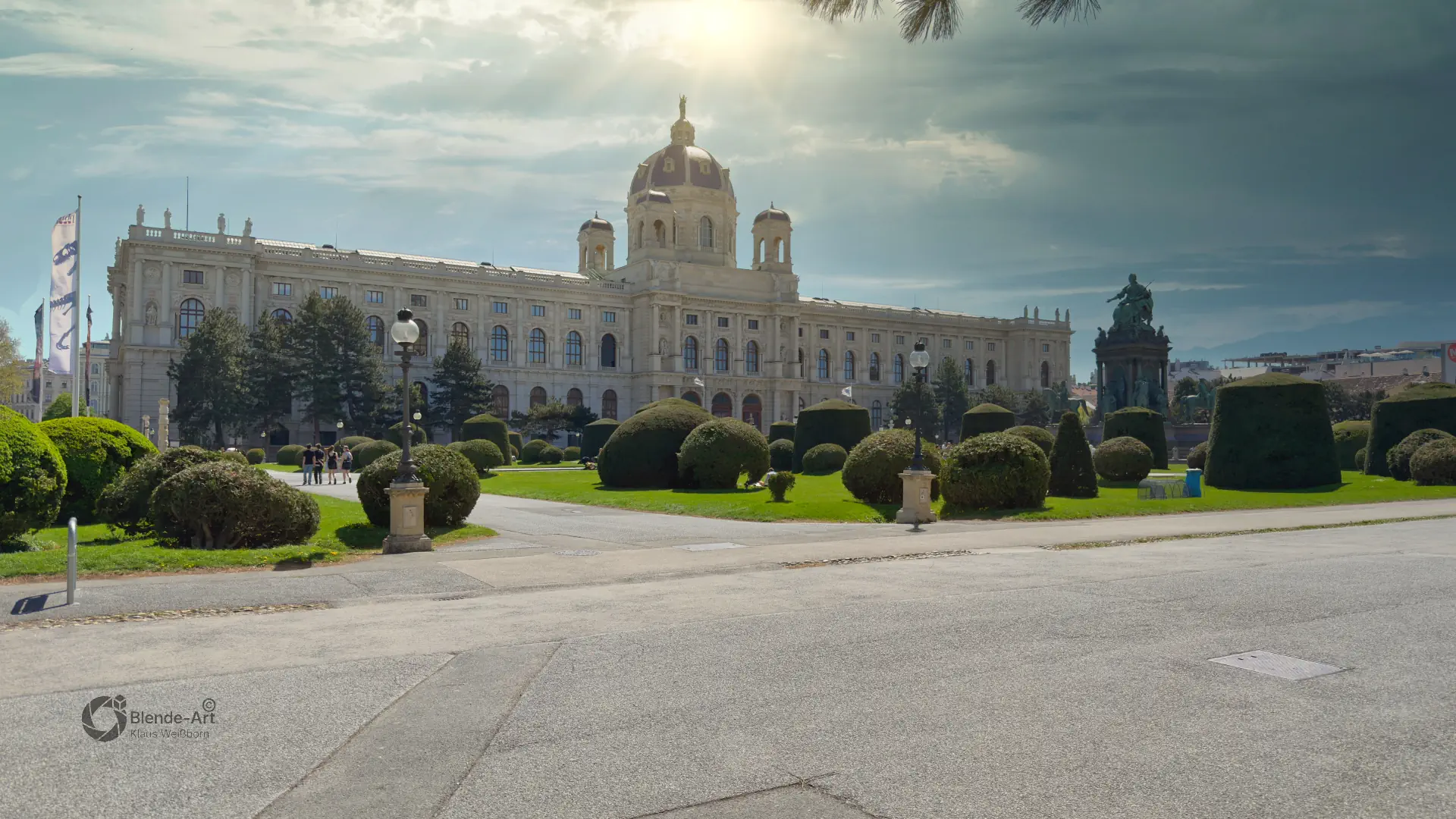 Blick über den Maria-Theresien-Platz auf die prachtvolle Architektur des Naturhistorischen Museums in Wien bei Tageslicht.