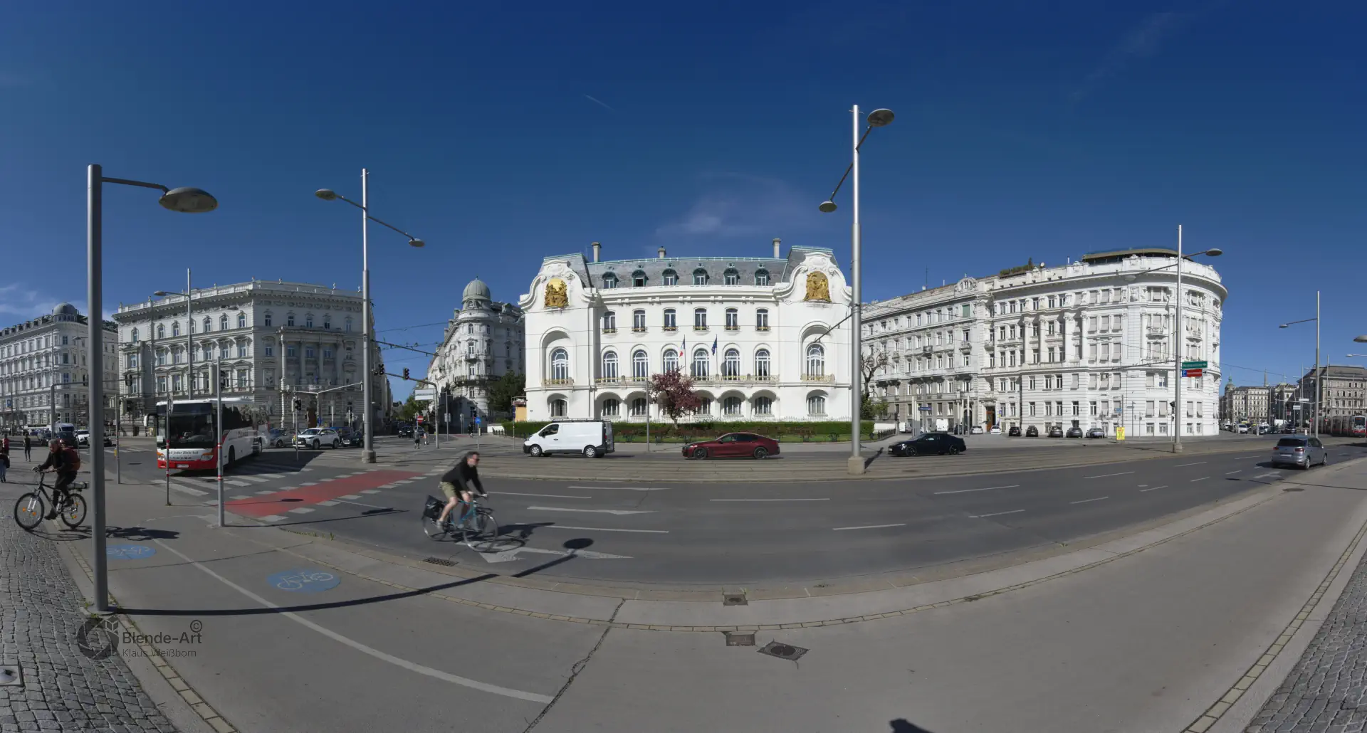 Panorama-Ansicht des Wiener Schwarzenbergplatzes mit der prachtvollen Französischen Botschaft im Jugendstil unter blauem Himmel.